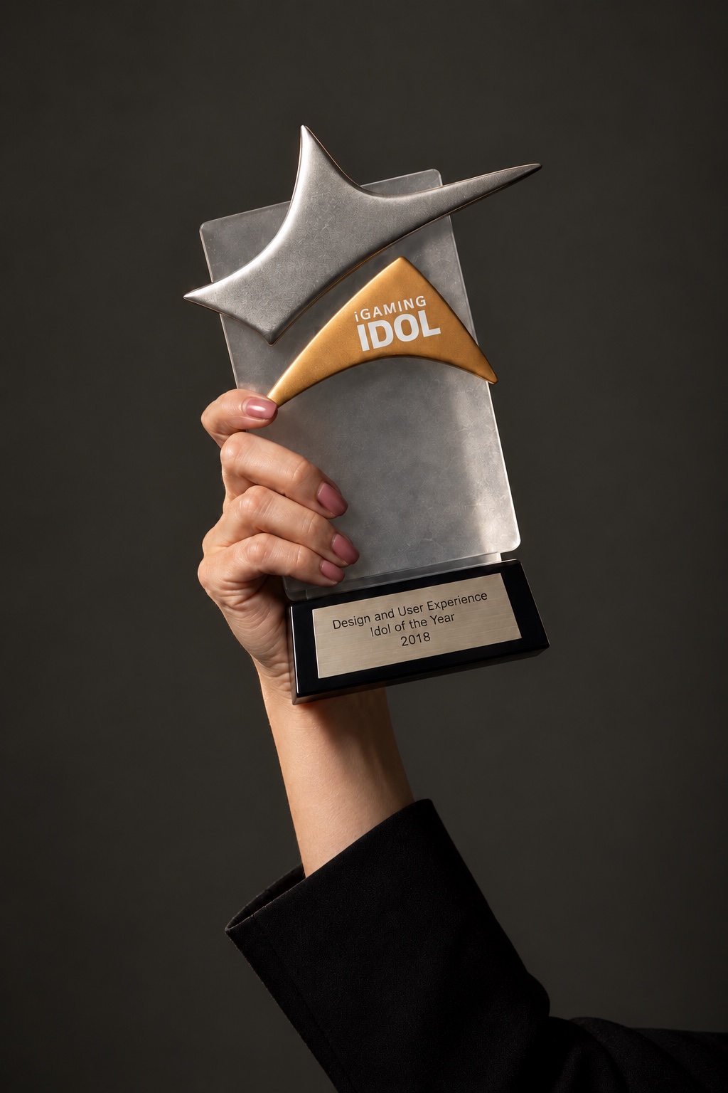 María holding the golden iGaming Idol award trophy